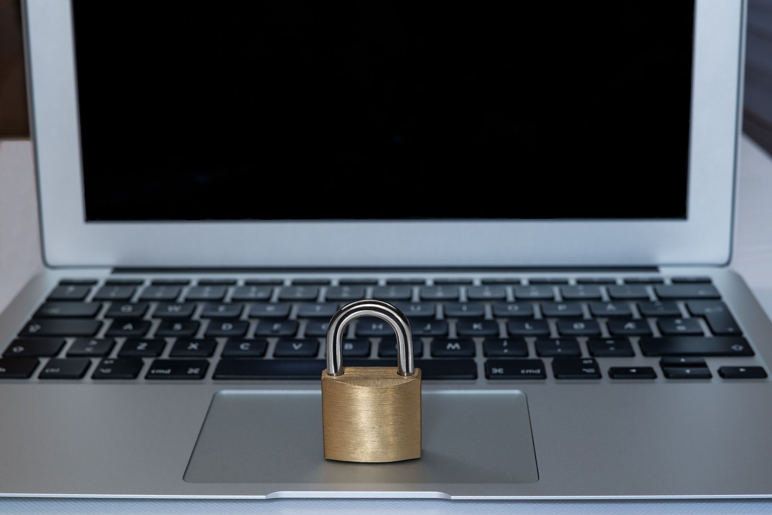 Una ley de ciberseguridad no solo deberá centrarse en aspectos técnicos, sino también en aspectos legales, éticos y educativos.