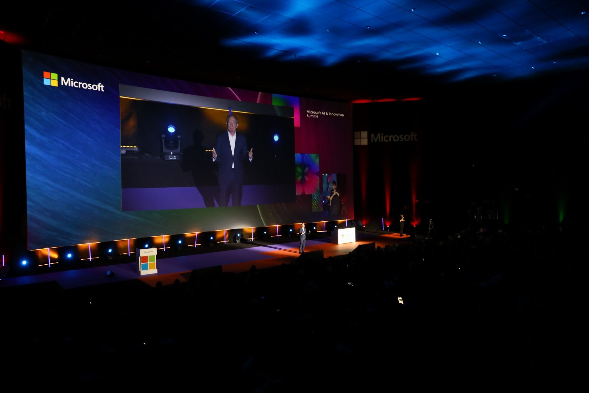 Brad Smith, presidente de Microsoft, anuncia la creación del Centro de IA REsponsable en el marco del evento Microsoft AI & Innovation Summit.