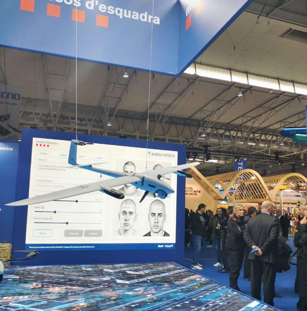 El dron de ala fija que estará operativo a partir de marzo se ha expuesto en MWC24. El dron de ala fija que estará operativo a partir de marzo se ha expuesto en MWC24.