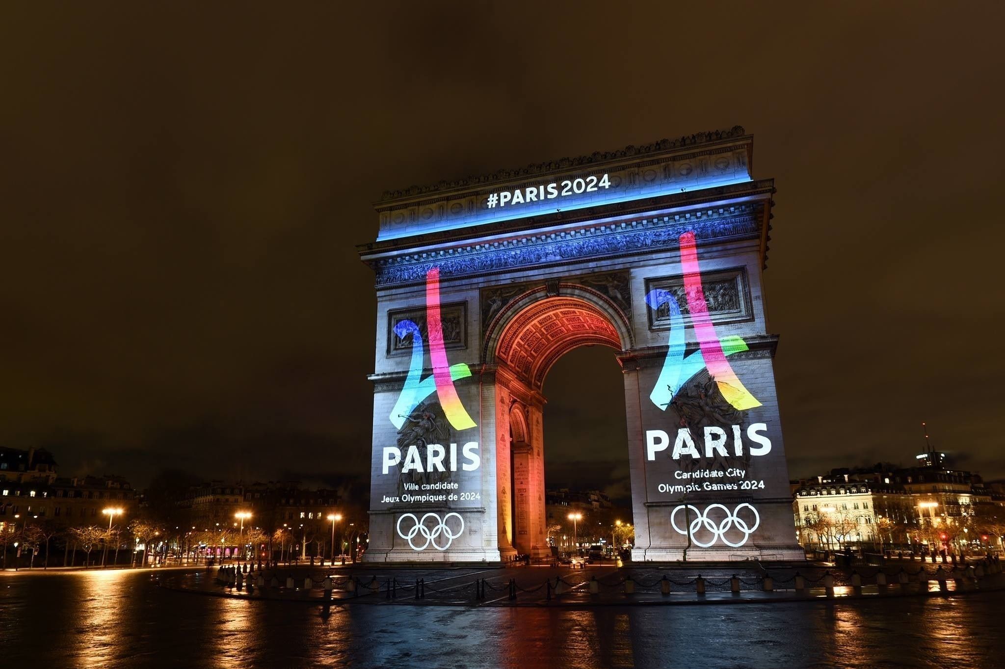 Arco del triunfo iluminado con la candidatura de París para los Juegos Olímpicos 2024