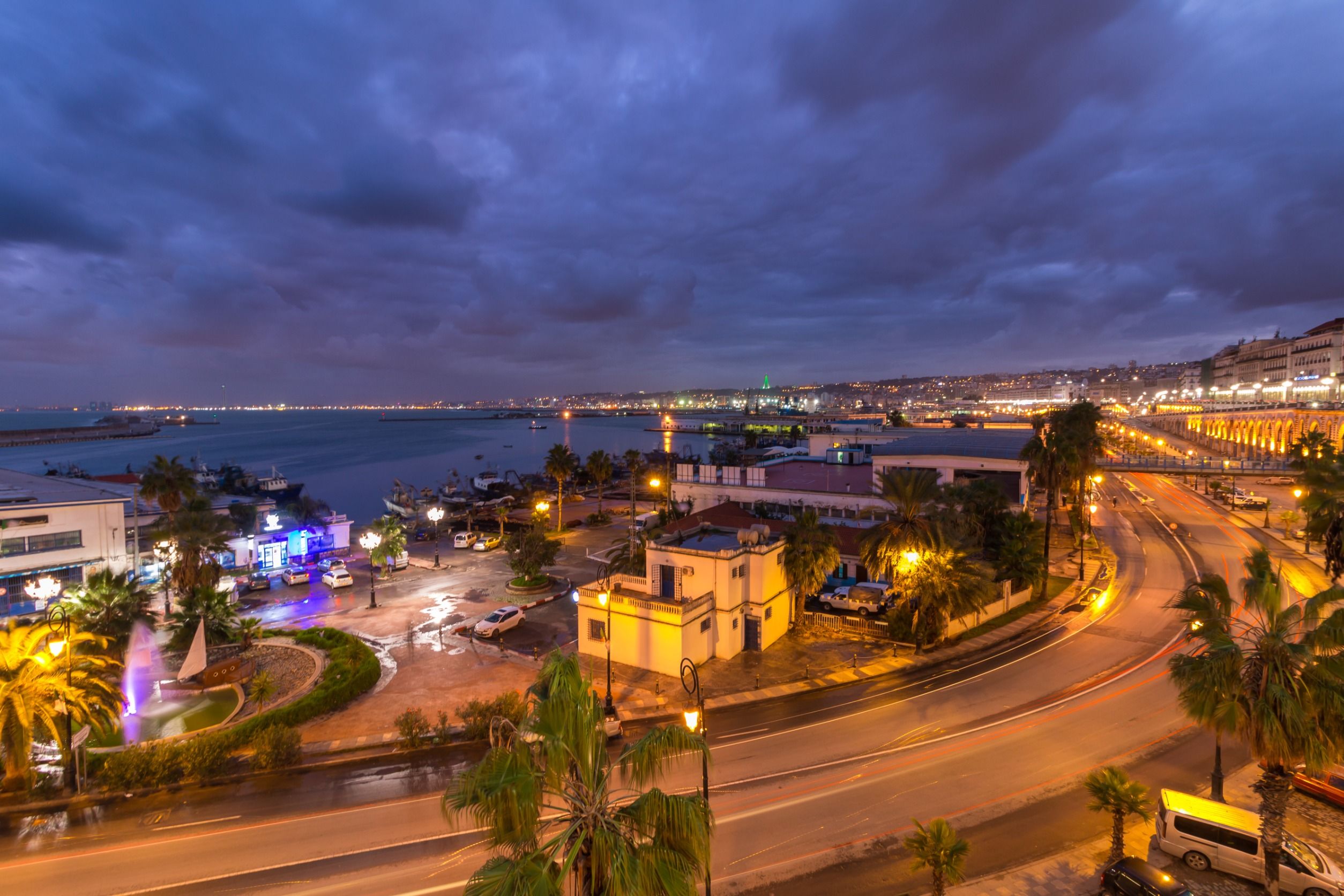 Paisaje urbano de Argel en la noche.