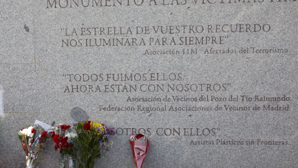 Ramos de flores en el monumento a las víctimas del 11 M durante uno de los actos ‘11 M In Memoriam’ organizado por la Asociación 11 M Afectados del Terrorismo’, en la estación de tren de El Pozo. EuropaPress