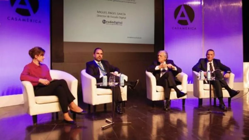 Jennifer Wilton, del Die Welt, de Alemania, conduce uno de las mesas temáticas desarrolladas en el primer día del Congreso de Editores de EditoRed, que se desarrolló en la Casa de América, en Madrid. En el panel están Javier Ramos, rector de la Universidad Rey Juan Carlos; Diego López Garrido, vicepresidente Ejecutivo de la Fundación Alternativas, y Miguel Angel García, director del medio Escudo Digital. Jennifer Wilton, del Die Welt, de Alemania, conduce uno de las mesas temáticas desarrolladas en el primer día del Congreso de Editores de EditoRed, que se desarrolló en la Casa de América, en Madrid. En el panel están Javier Ramos, rector de la Universidad Rey Juan Carlos; Diego López Garrido, vicepresidente Ejecutivo de la Fundación Alternativas, y Miguel Angel García, director del medio Escudo Digital.