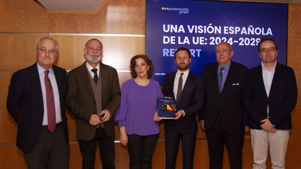 Imagen de la presentación. De Izquierda a Derecha: Francisco Fonseca, director del Instituto de Estudios Europeos de la Uva; Jesús González Mateos, director de Aquí Europa y Canal Europa; Mª Luisa Humanes, Vicerrectora de Relaciones Internacionales de la URJC; Yago González, CEO de Grupo Prestomedia: y Javier Elorza, embajador.