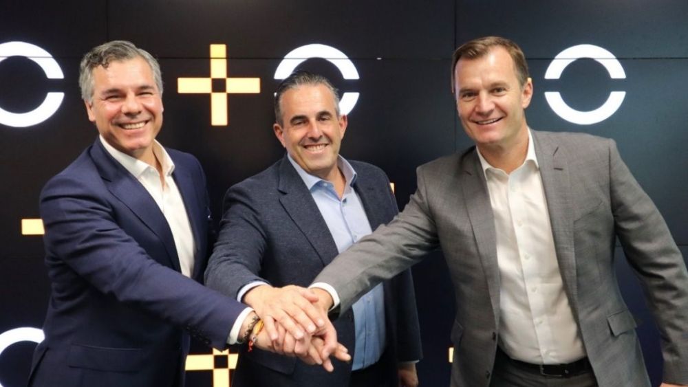 Izquierda a derecha: Germán López, COO, Víctor del Pozo, Director General de Innovación, Alianzas y Nuevos Servicios y Meinrad Spenger, CEO de Masorange, respectivamente. Izquierda a derecha: Germán López, COO, Víctor del Pozo, Director General de Innovación, Alianzas y Nuevos Servicios y Meinrad Spenger, CEO de Masorange, respectivamente.