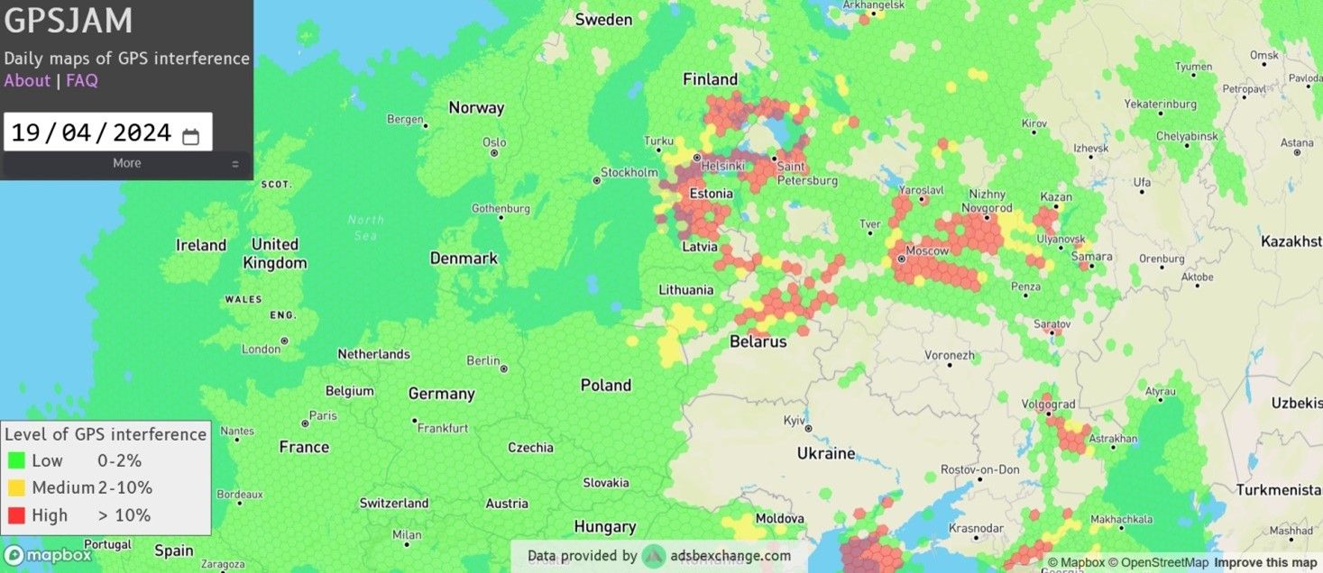 Captura pantalla web GPSJAM.org marcando las diferentes zonas de interferencia de GPS en Europa. Fuente: GPSJAM.org.