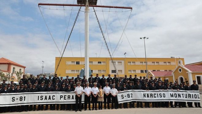 La ministra con las tripulaciones de los dos primeros submarinos de la serie S-80. Foto: Iñaki Gómez, Ministerio de Defensa.