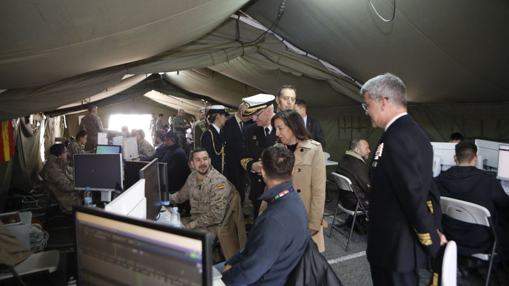 Robles ha visitado el Mando Conjunto del Ciberespacio (MCCE) con motivo del ejercicio Locked Shields 24. Foto: Ministerio de Defensa.