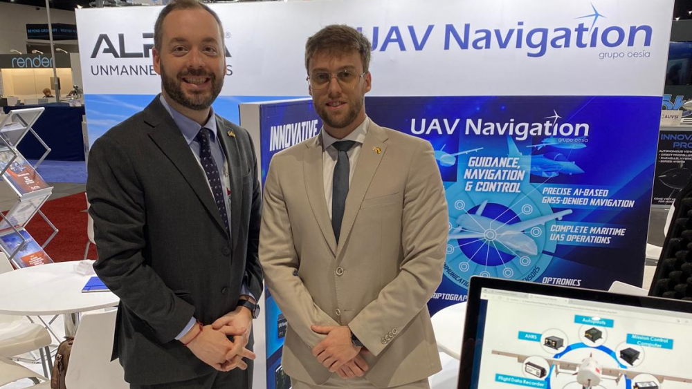 De izquierda a derecha, César Martínez Argote (director de Producto de Grupo Oesía) y Adrián Albacete (Account Manager en UAV Navigation Grupo Oesía)
