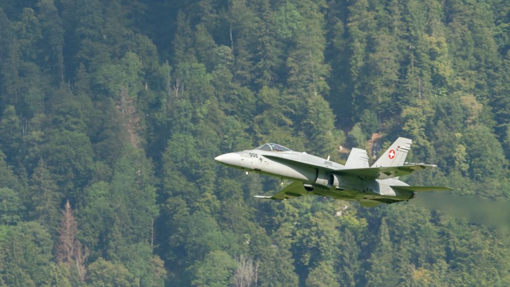 McDonnell Douglas F/A-18 haciendo ejercicios acrobáticos en Mollis, Switzerland, August 18, 2023 Swiss military 