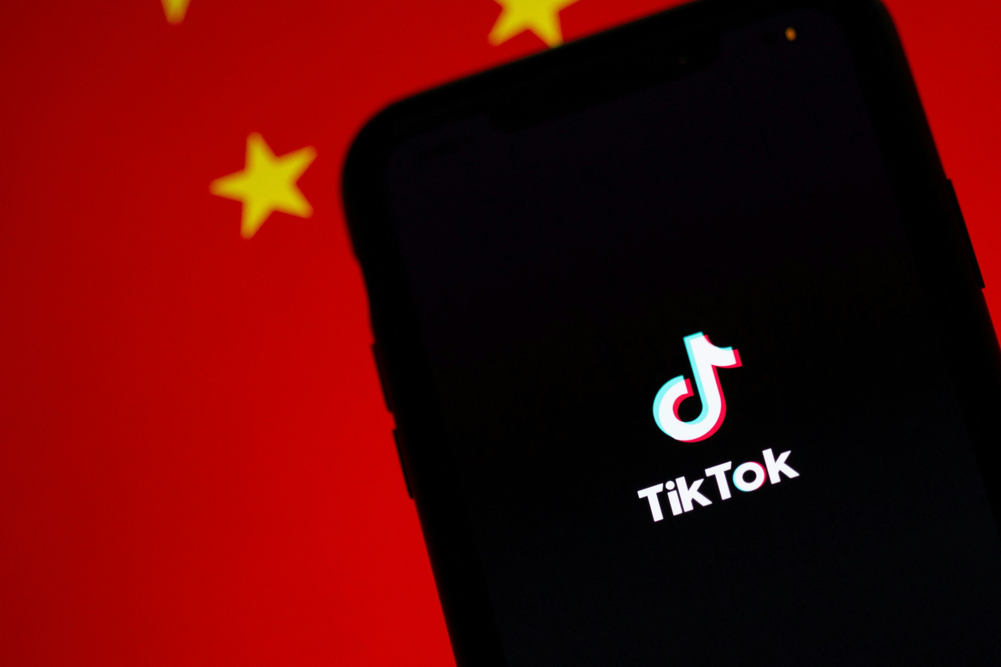 TikTok sobre la bandera de China (Foto de Solen Feyissa en Unsplash)
