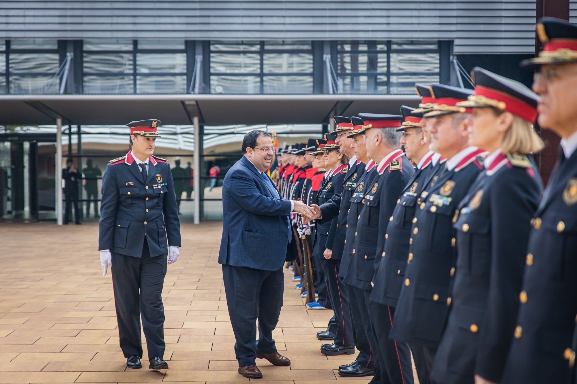 El conseller de Interior de la Generalitat, Joan Ignasi Elena, y el comisario jefe de los Mossos d'Esquadra, Eduard Sallent, en el homenaje a los 161 agentes jubilados en 2023 (Foto @INTERIORCAT)