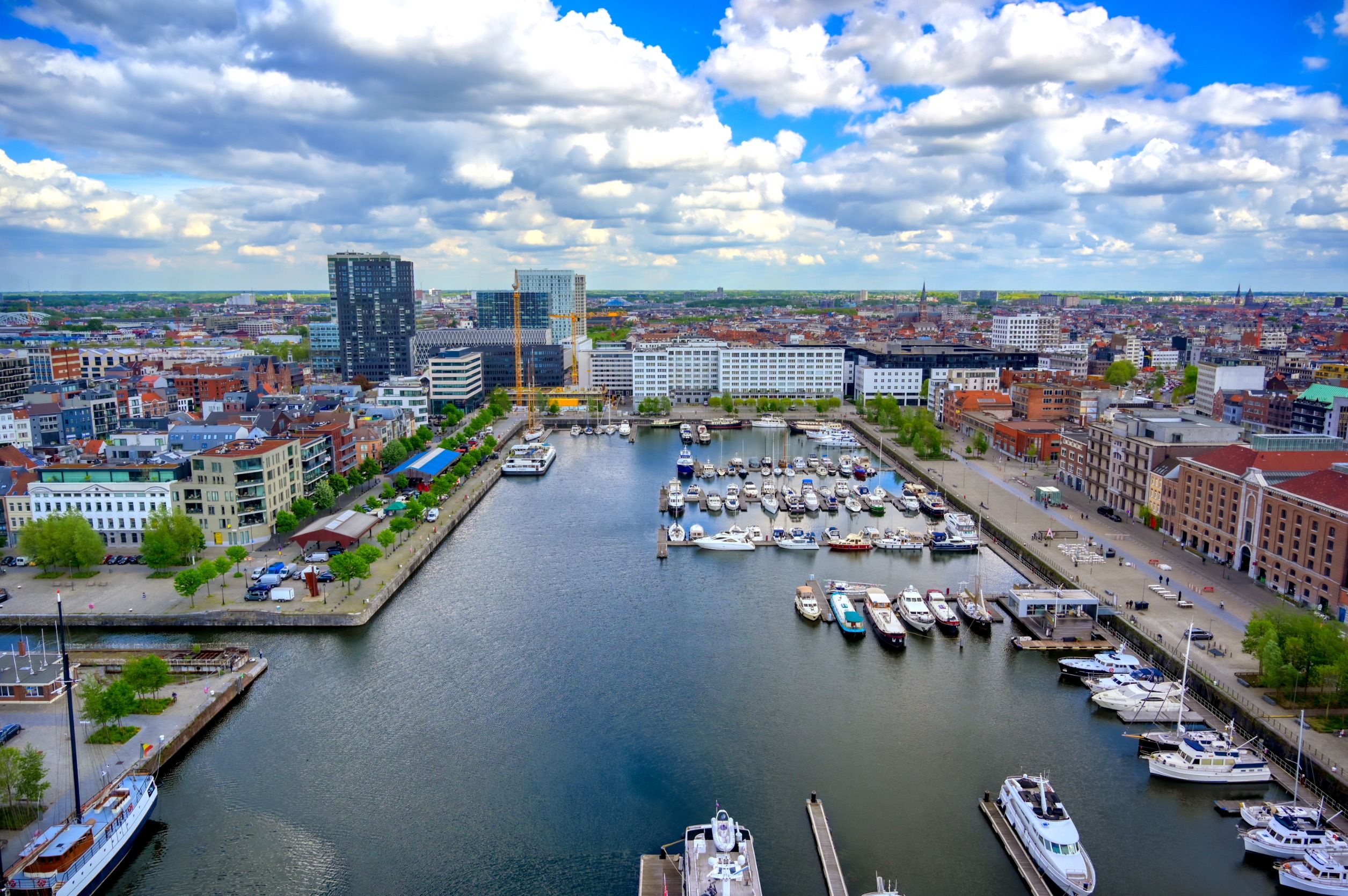 Vista aérea del puerto y los muelles de Amberes (Antwerpen), Bélgica. Foto de archivo.
