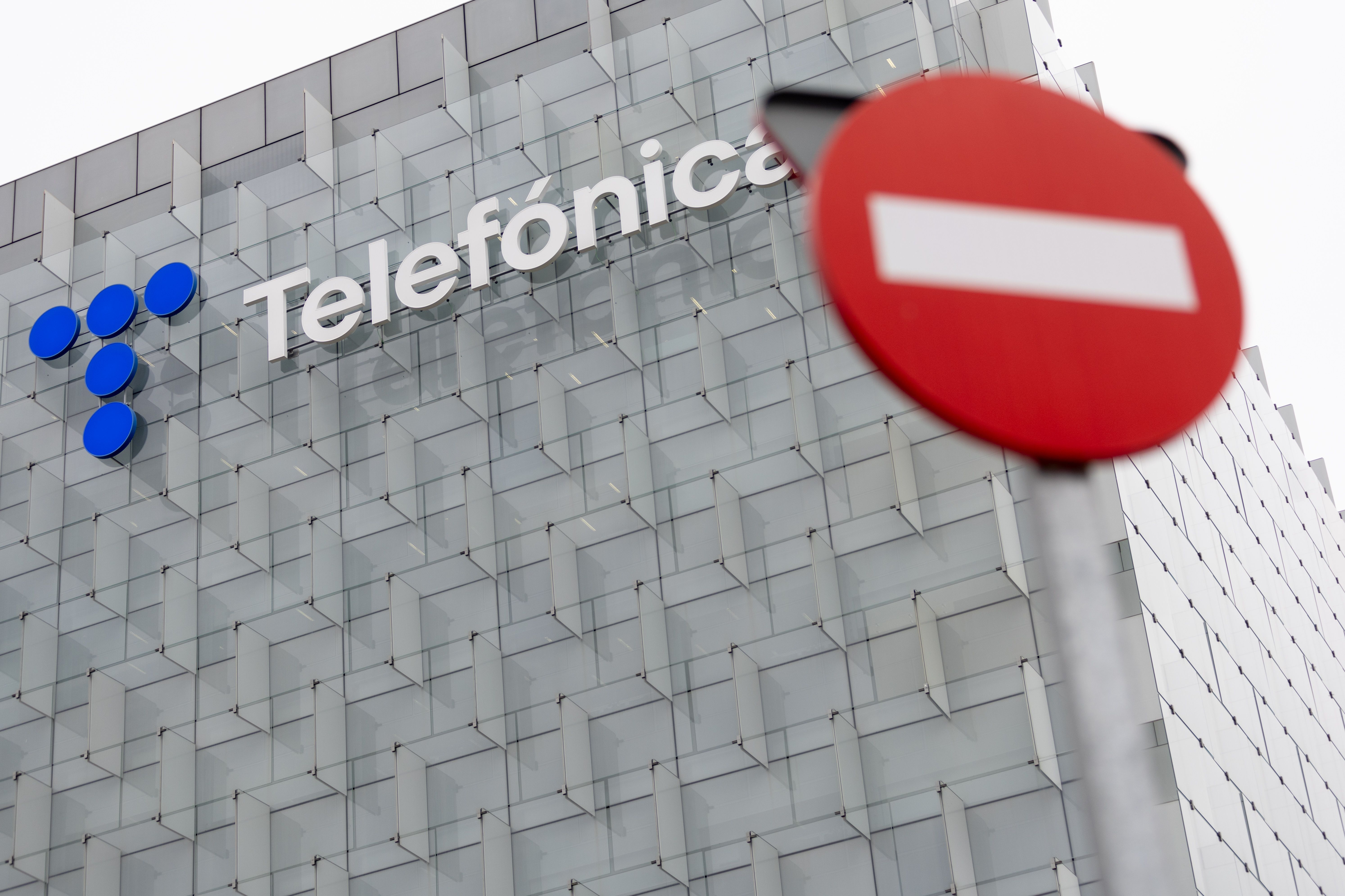 Una señal de prohibido frente a la sede de Telefónica (Foto: Eduardo Parra/Europa Press)