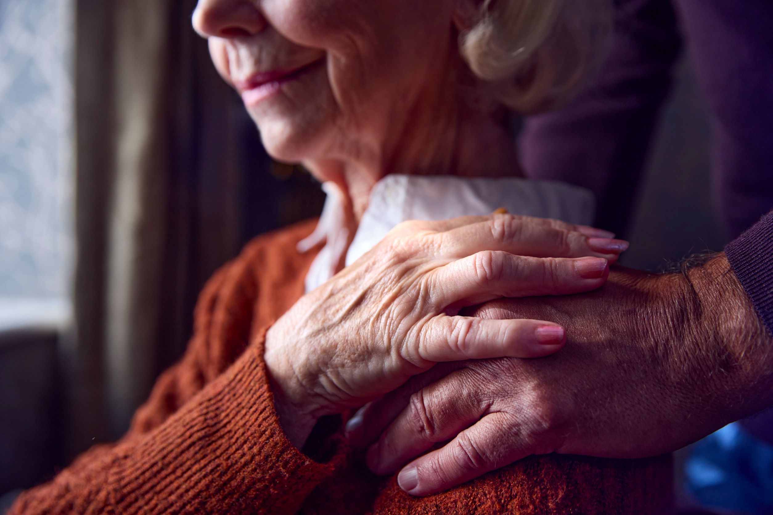 Pareja de personas mayores en su casa (Foto: 123RF)