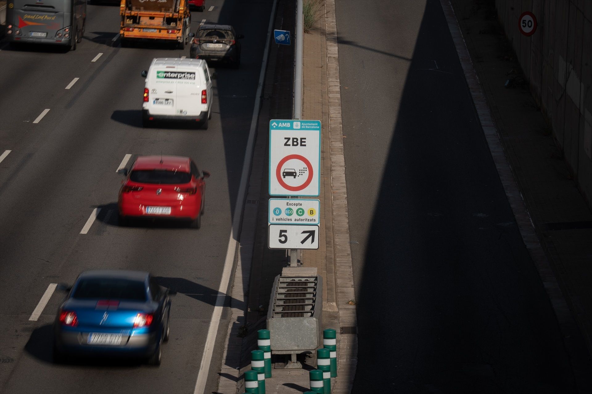 Cartel que delimita la Zona de Bajas Emisiones (ZBE), a 31 de diciembre de 2022, en Barcelona. David Zorrakino / Europa Press