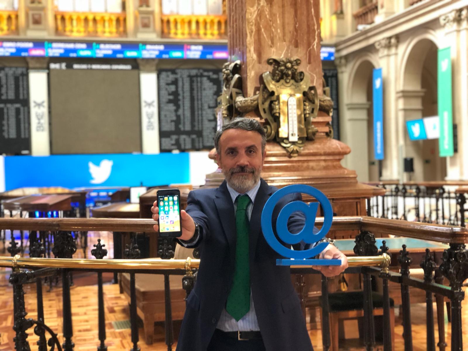Carlos Fernández Guerra sostiene que X favorece el acoso.