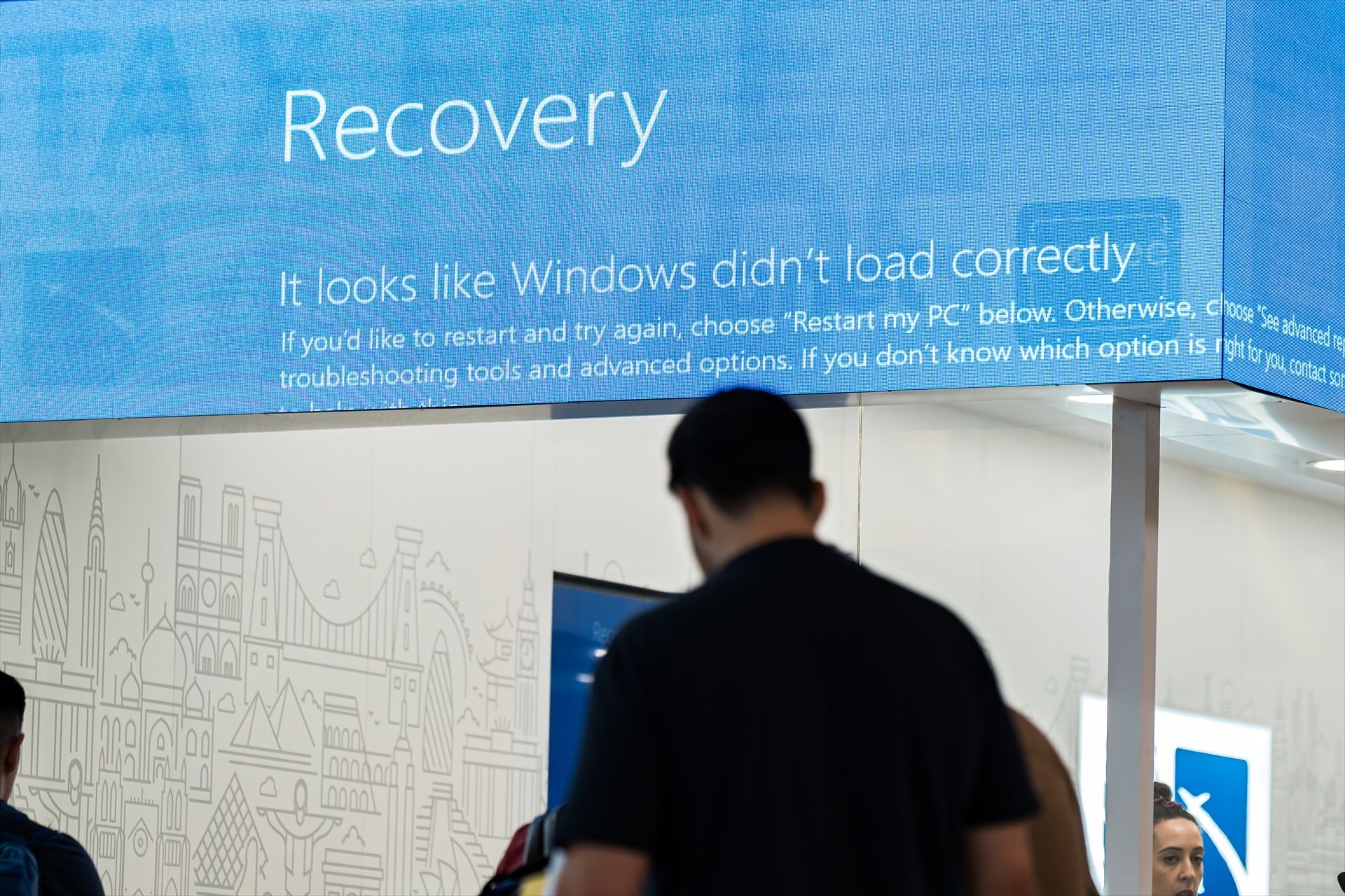 Pasajeros en el aeropuerto de Madrid-Barajas durante la caída de CrowdStrike, sistema de seguridad de Microsoft (Foto: Diego Radamés / Europa Press).