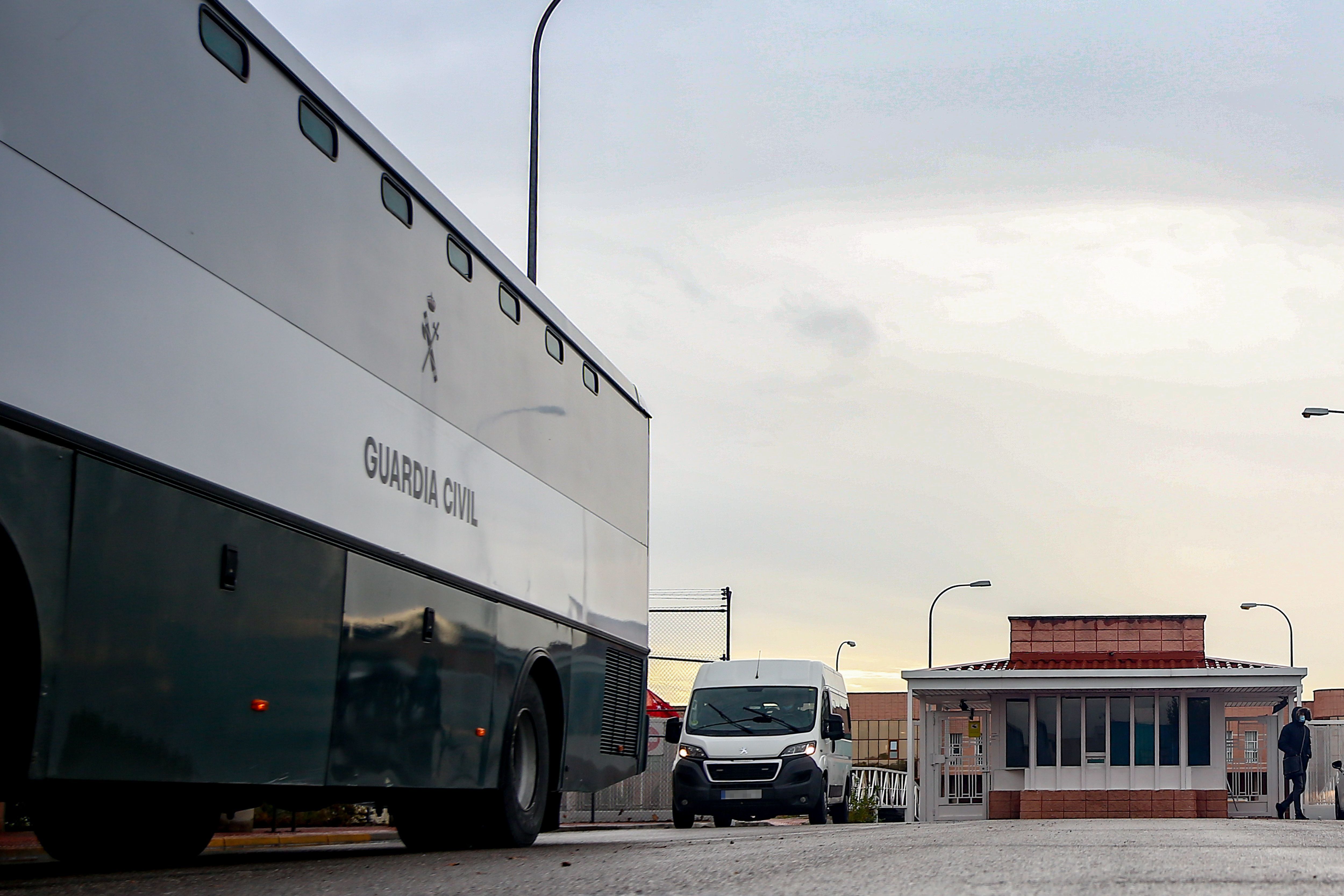 Una furgoneta y un autobús de la Guardia Civil a la entrada del Centro Penitenciario Madrid IV Navalcarnero | Foto: Ricardo Rubio/Europa Press