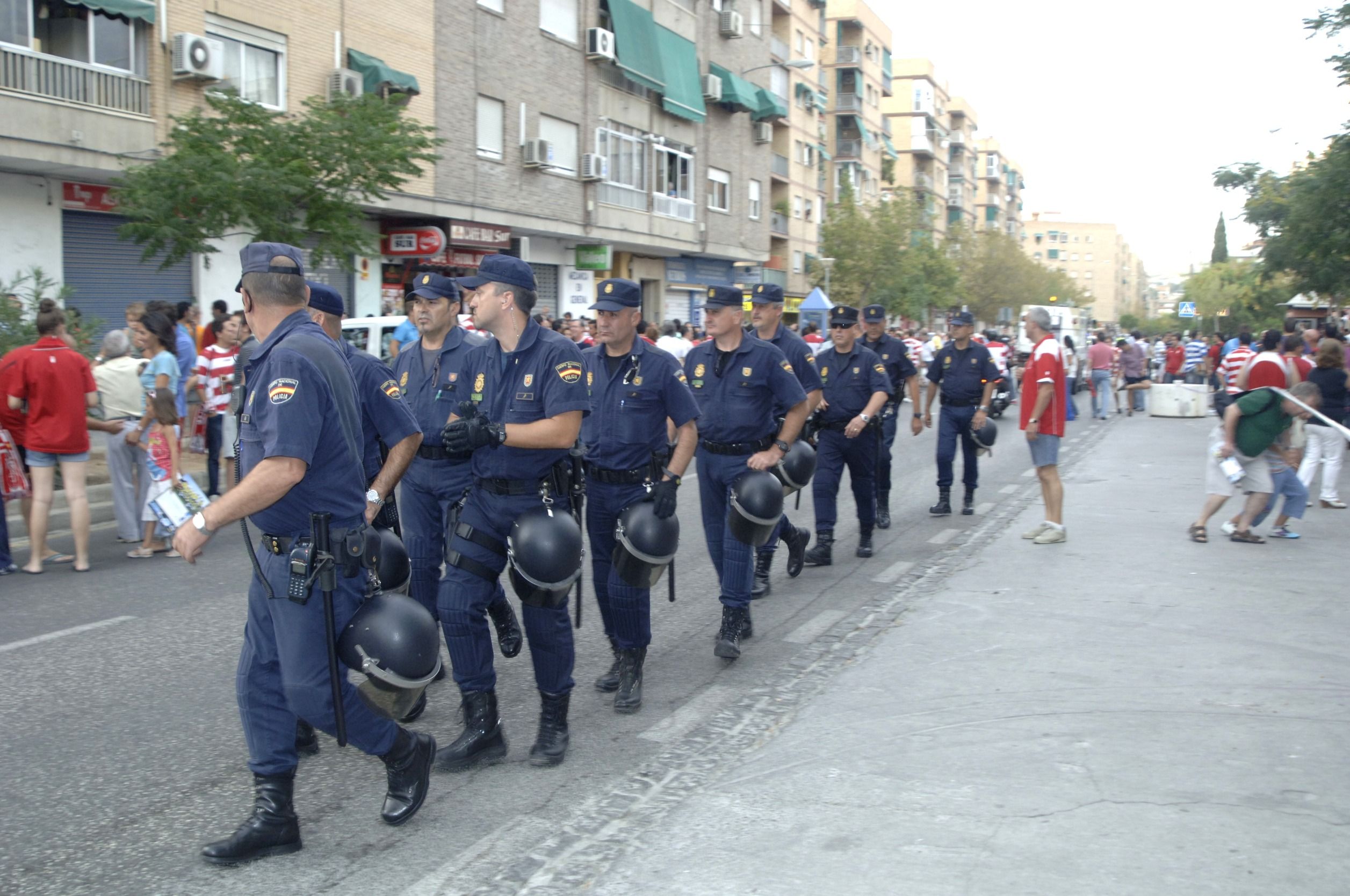 Despliegue policial en las inmediaciones de un estadio. Foto de archivo.
