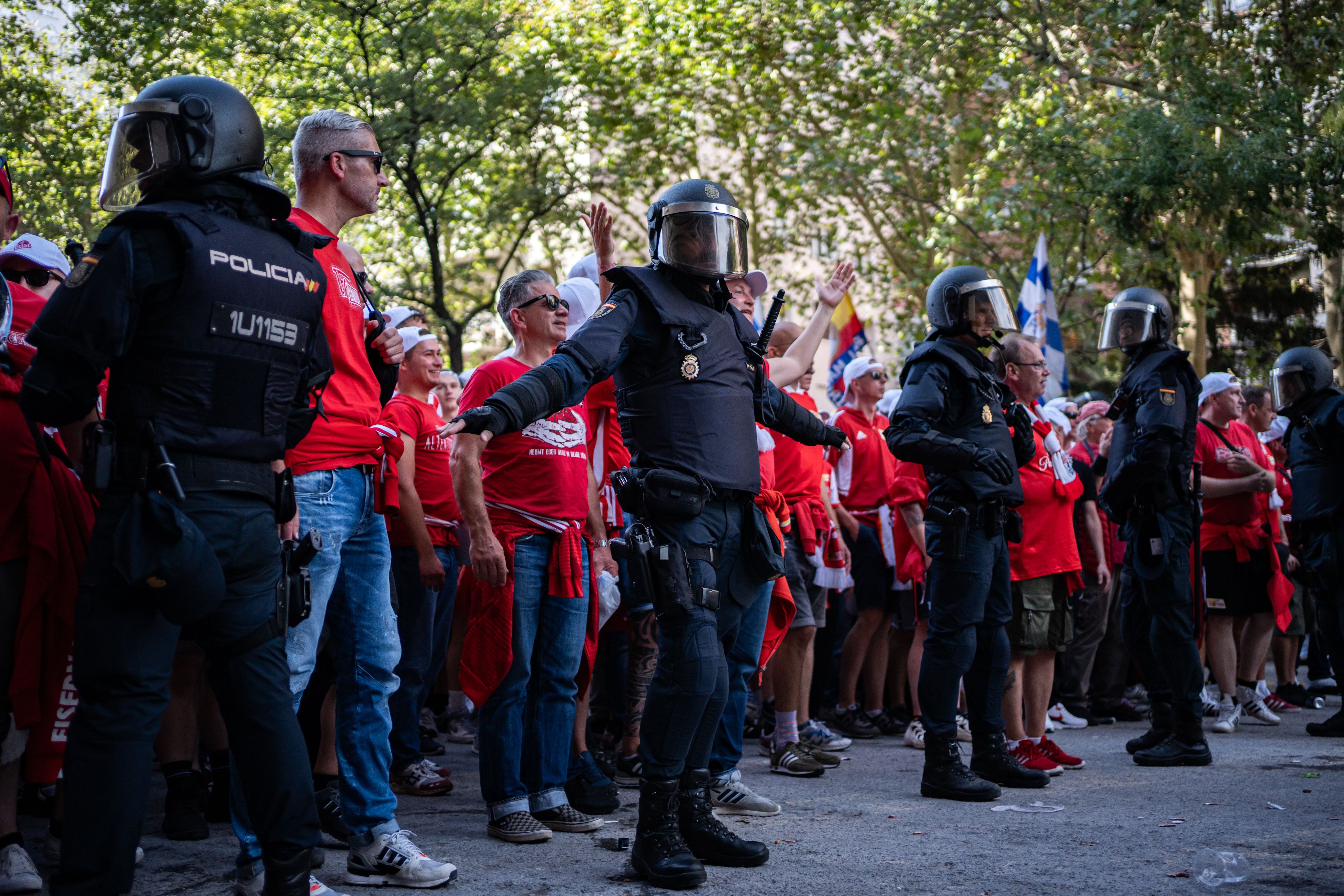 Agentes de la Policía Nacional en un dispositivo desplegado por el partido entre el Real Madrid y el FC Union Berlin | Foto: Diego Ramadés/Europa Press