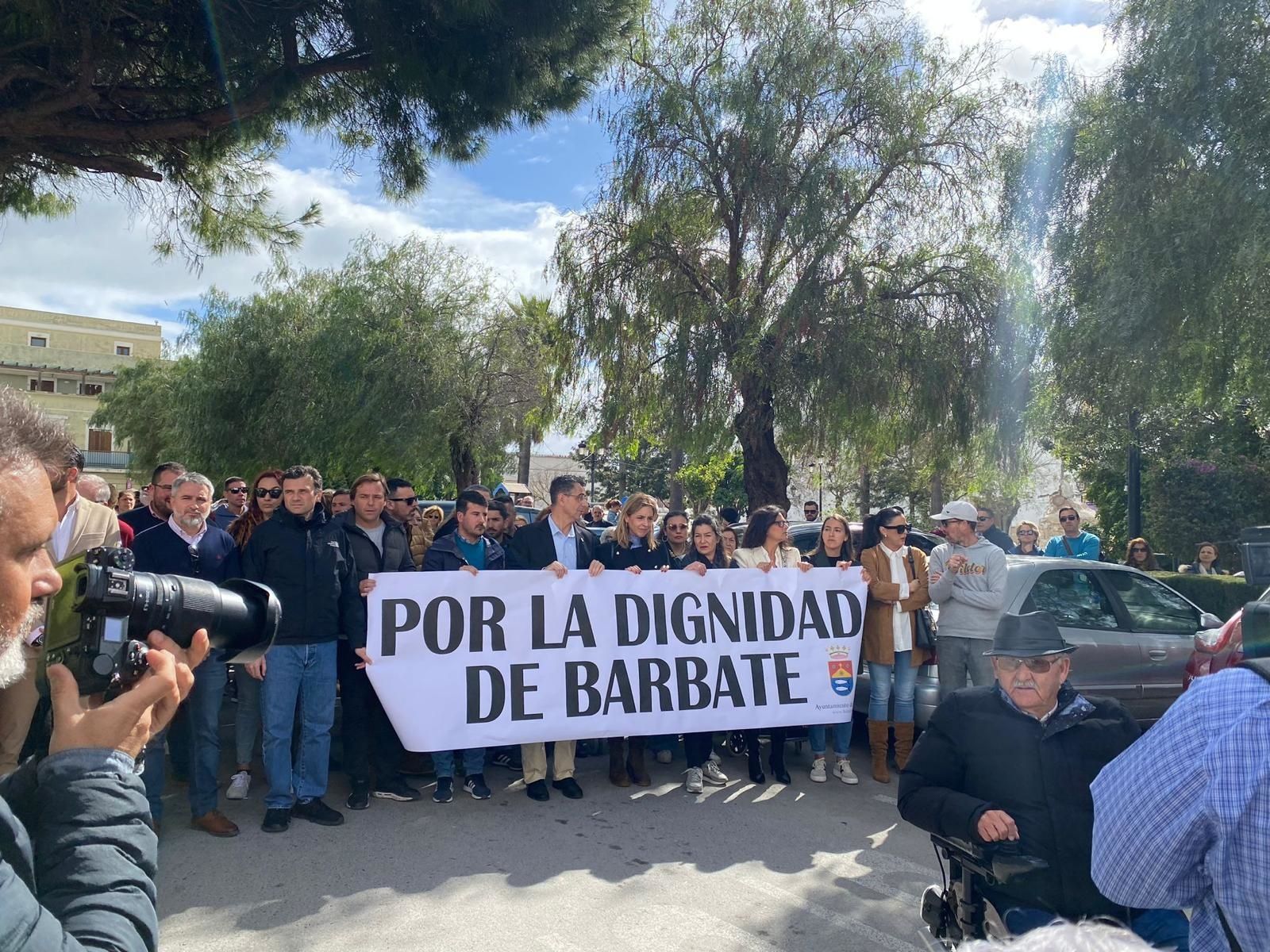Concentración en Barbate por la muerte de los dos guardias civiles arrollados por una narcolancha. Imagen de EuropaPress.