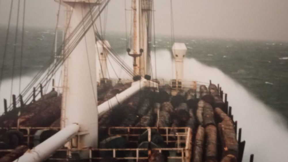 Barco mercante navegando de Cabo Verde a Canarias que muestra cómo con ese mar y viento un cayuco no puede navegar. Barco mercante navegando de Cabo Verde a Canarias que muestra cómo con ese mar y viento un cayuco no puede navegar.