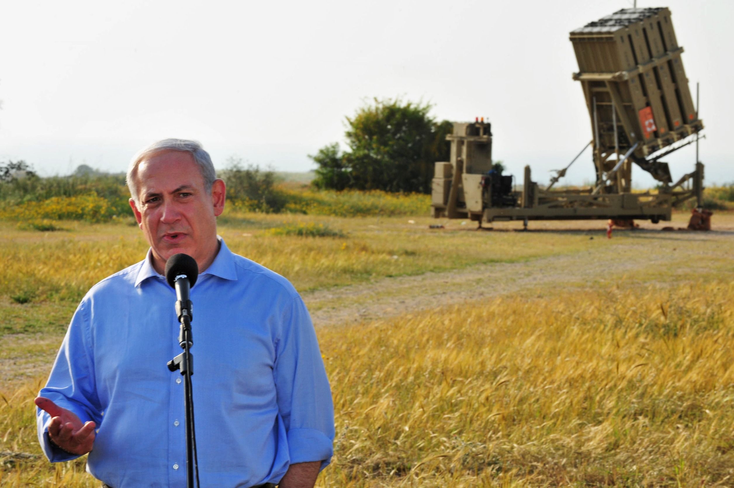 Benjamin Netanyahu junto al sistema de defensa antimisiles Iron Dome.