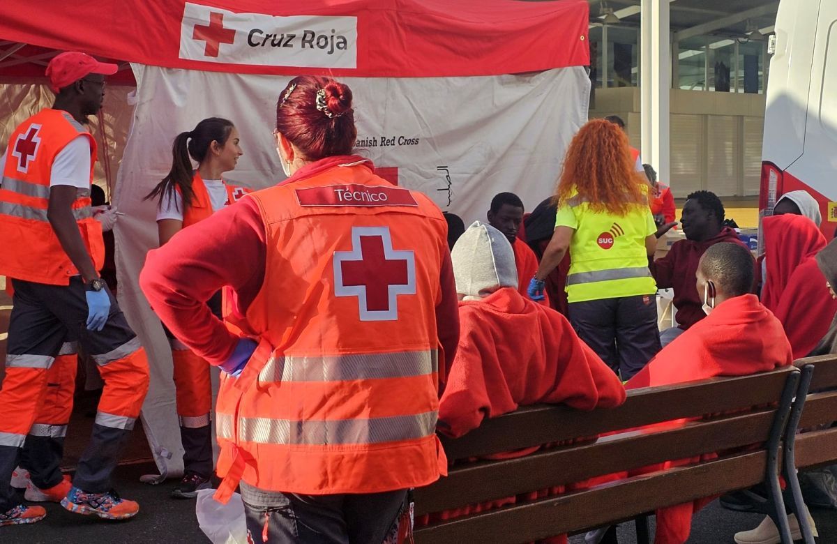 Cruz Roja atiende a varios inmigrantes llegados a Canarias. Foto: 112 Canarias.