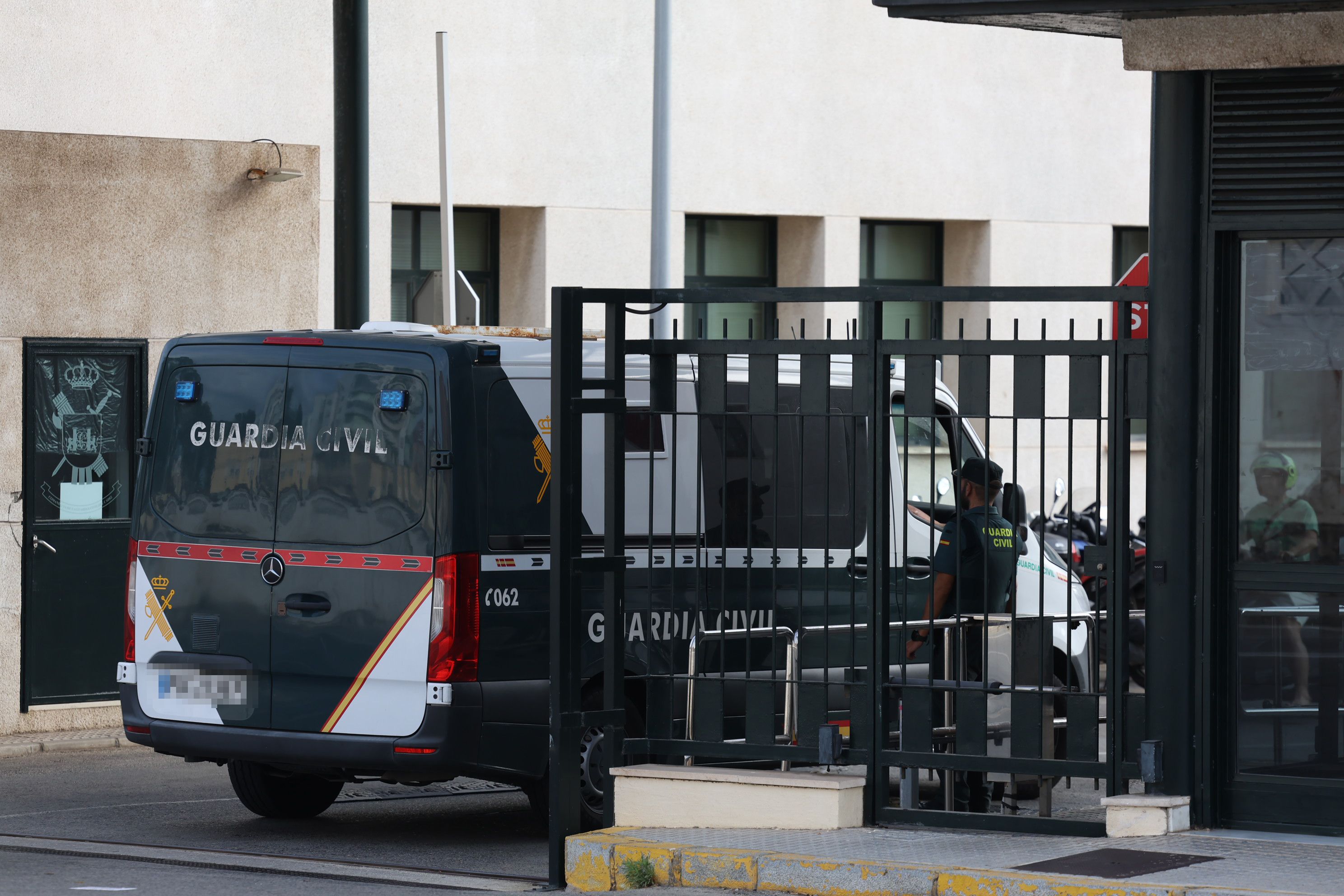 Furgón de la guardia civil entrando a la comandancia de Cádiz | Foto: Nacho Frade/Europa Press