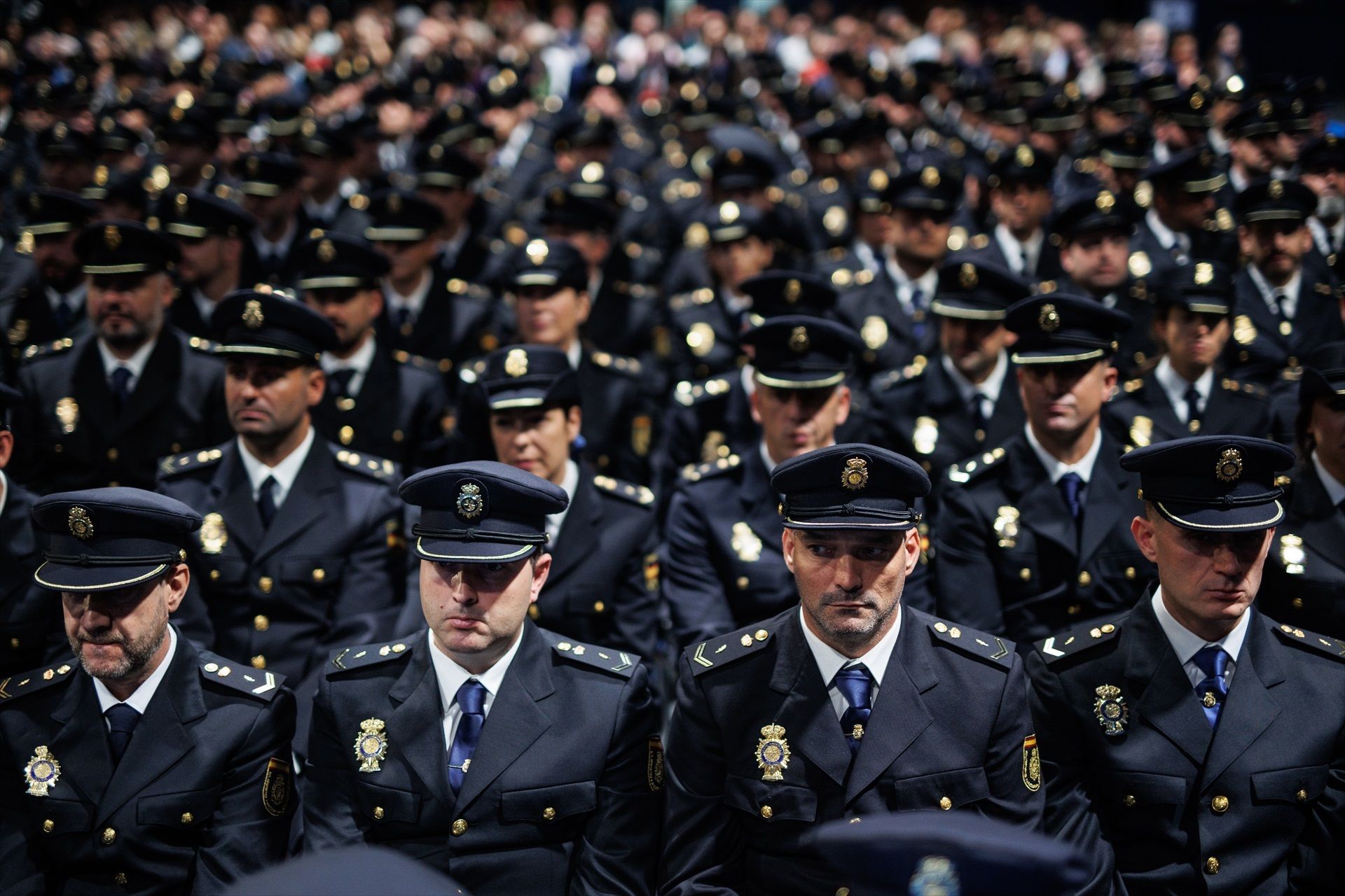 Varios policías esperan recibir la medallas al mérito policial, durante los actos organizados con motivo de la celebración del Día de la Policía Nacional, en 2022. Foto: Europa Press / Alejandro Martínez Vélez 