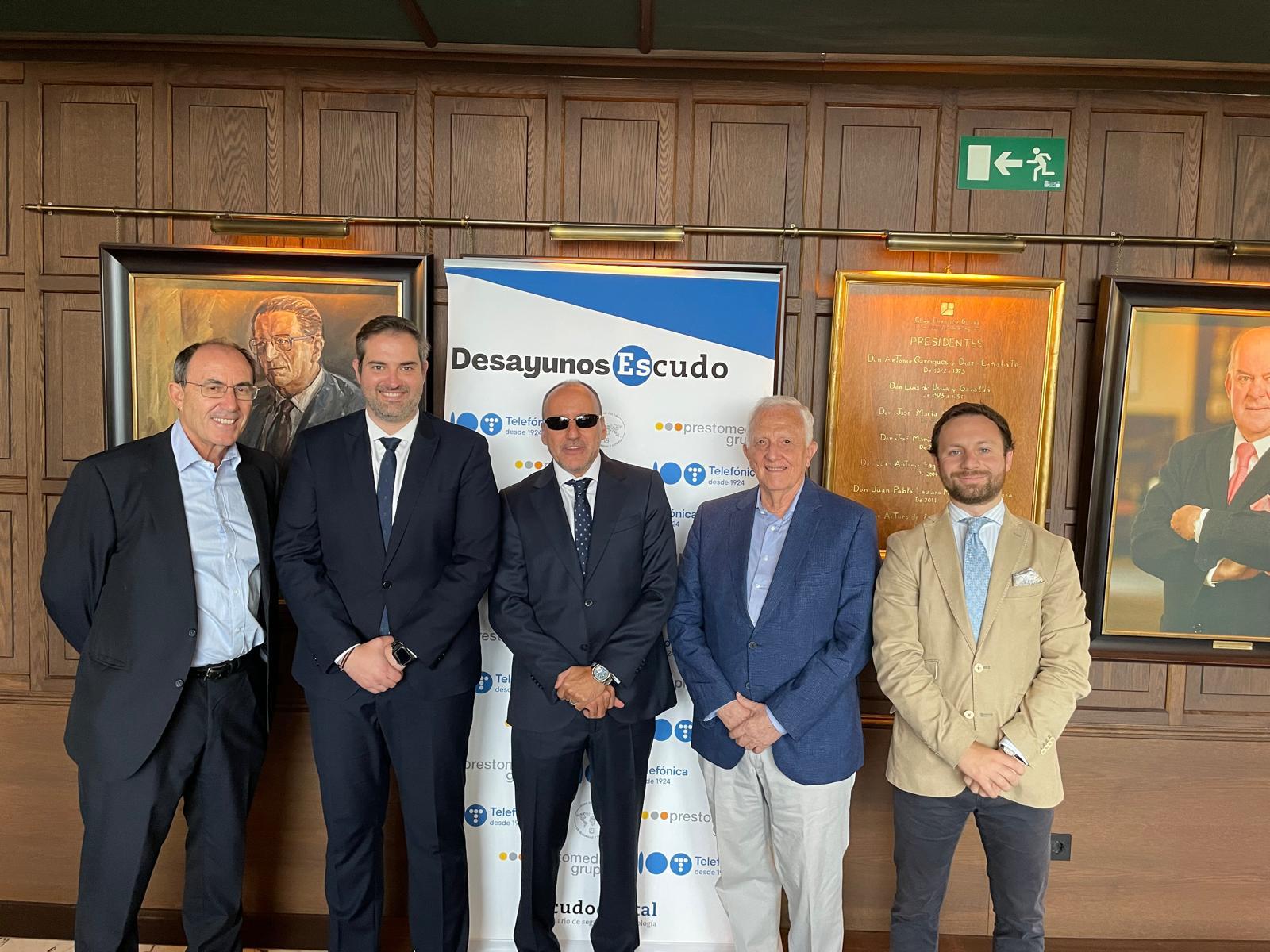 Mauricio Fernández, editor de Escudo Digital, a la izquierda de Miguel Borja Cano. A su lado, Carlos Rubén Fernández, presidente del Foro de Cultura; Rafael Ramonet, presidente de Prestomedia, y Yago González, CEO de Grupo Prestomedia.