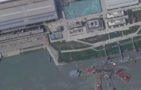 Imágenes de las grúas supuestamente recuperando al submarino nuclear chino de la clase Zhou. Foto: Satélite americano.