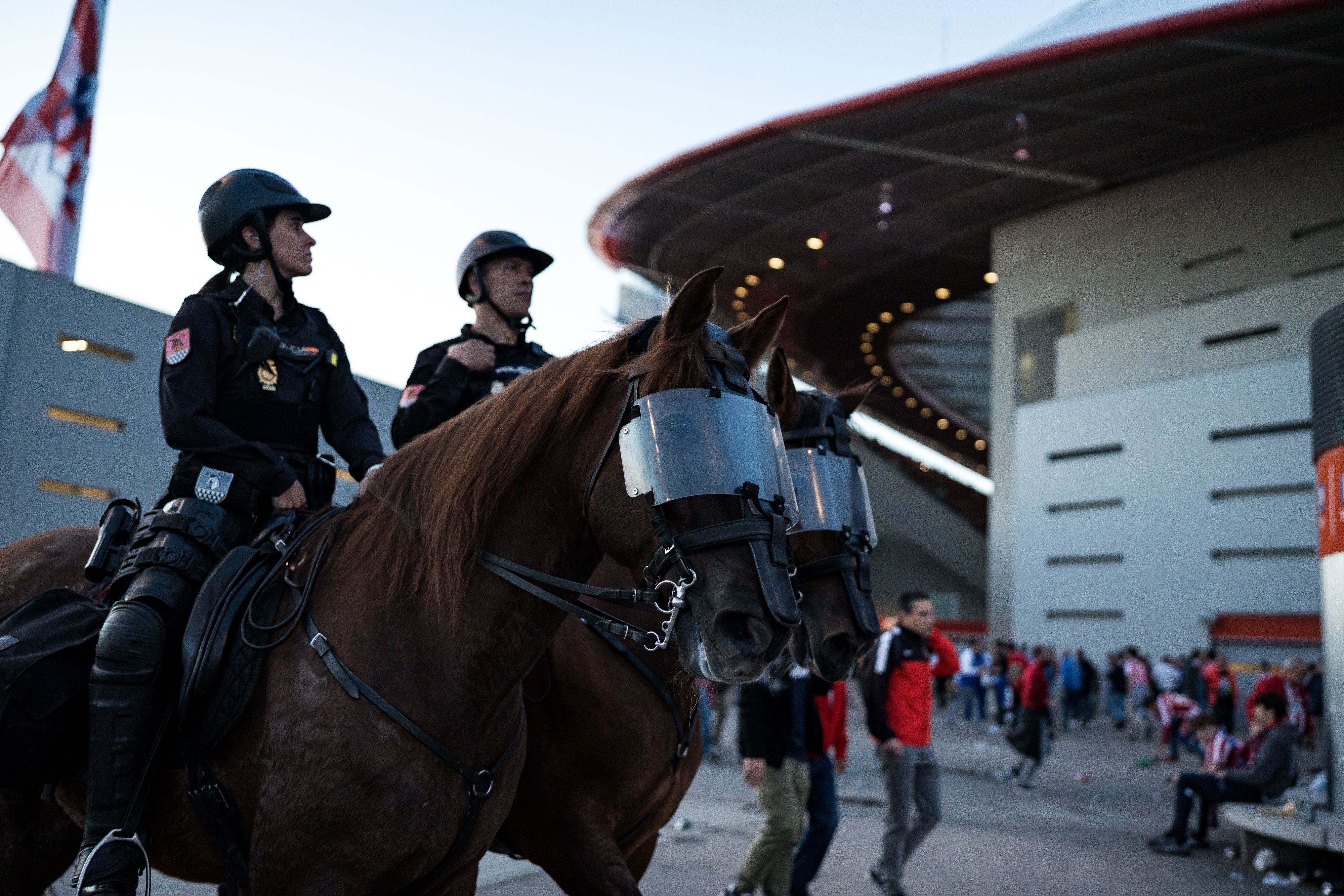 Agentes de Policía a caballo controlando los exteriores del Cívitas Metropolitano antes de un partido del Atlético de Madrid | Foto: Diego Radamés/Europa Press
