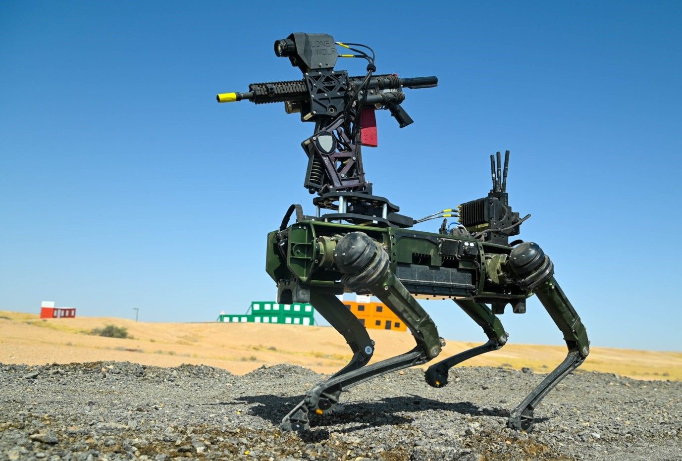 Entre los perros robots figura este, con fusil desplegado por el ejército de EE.UU en el centro de experimentación americano de Arabia Saudí. Foto: US Army.