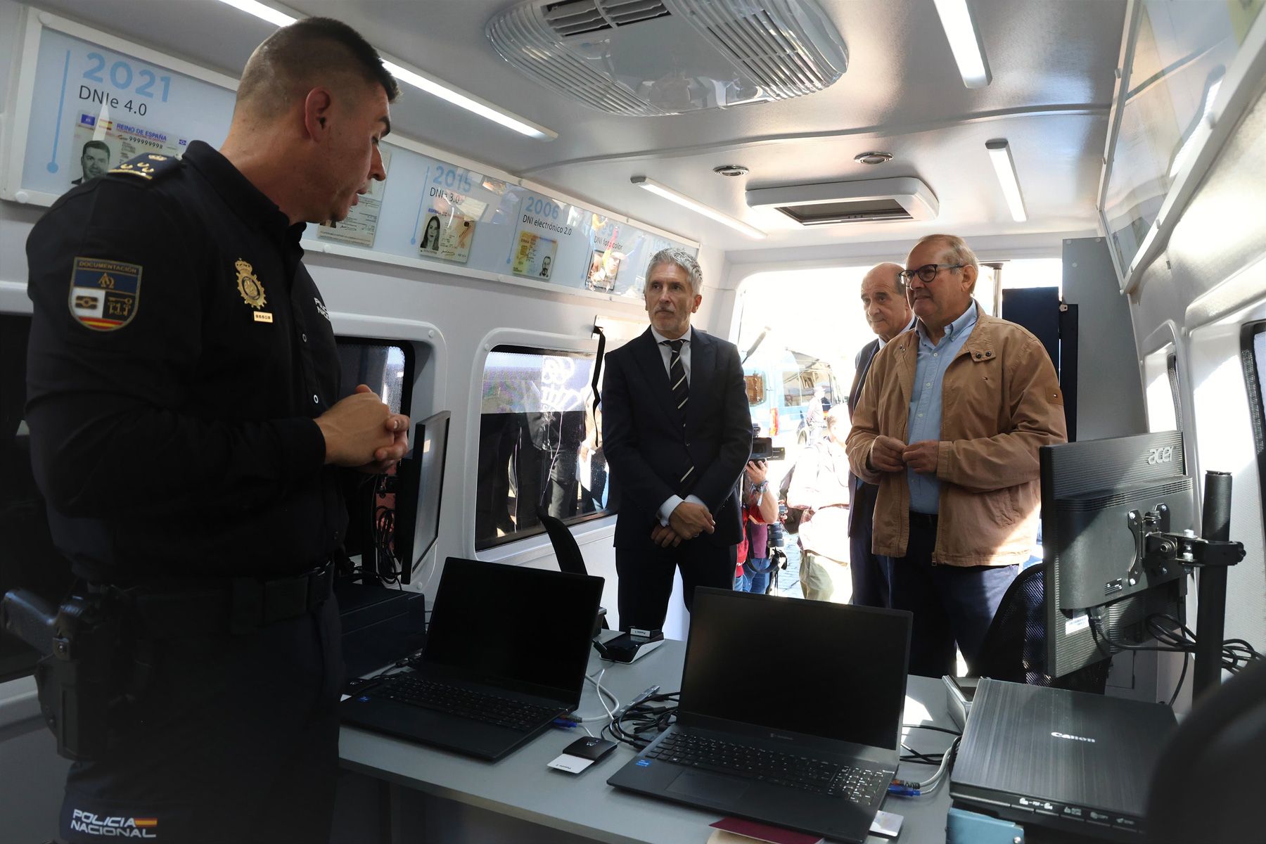 El ministro del Interior, Fernando Grande-Marlaska, en uno de los 80 Vehículos Integrales de Documentación (VIDOC) del proyecto de expedición del DNI y pasaporte en zonas rurales