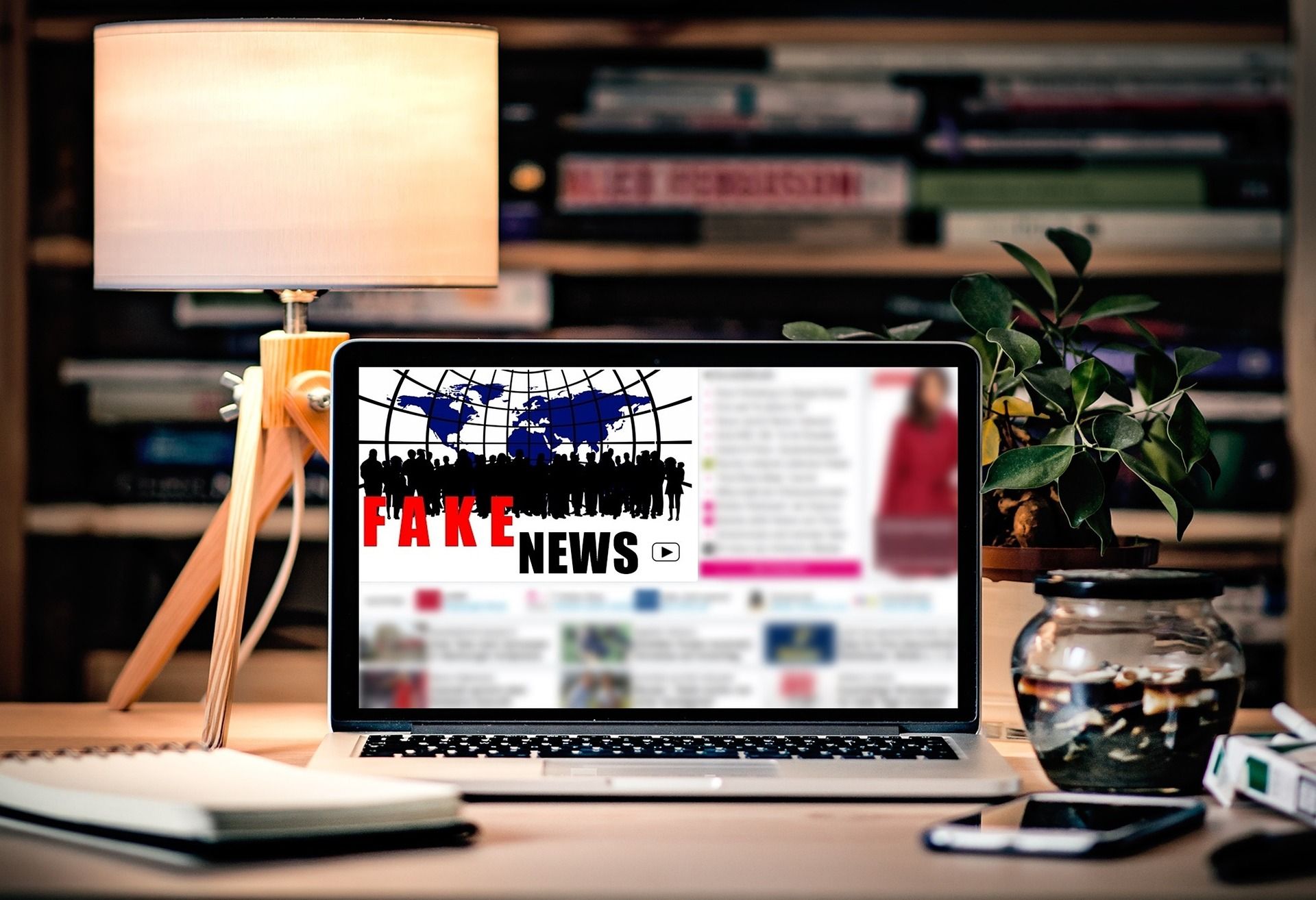 Para combatir las fake news es preciso adoptar hábitos como verificar la fuente de la información.