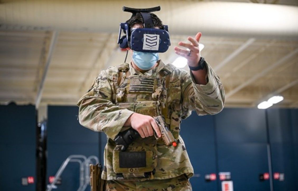El sargento Brandon Wilson entrena con gafas de realidad virtual, como si fuera un videojuego, en la base de Hill (Utah). Foto: Air Force.