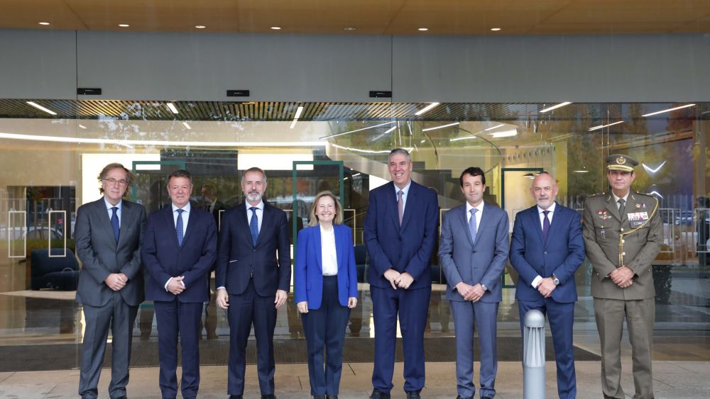 de izquierda a derecha, Ibon Aperribay, consejero delegado de SAPA; Juan Escriña, consejero delegado de GDELS-Santa Bárbara; Marc Murtra, presidente de Indra; Amparo Valcarce, secretaria de estado de Defensa; José Vicente de los Mozos, consejero delegado de Indra; Ángel Escribano, consejero delegado de EM&E; Javier Alonso, General de División; Enrique Campo, director de Gabinete Técnico de la Secretaria de Estado de Defensa. de izquierda a derecha, Ibon Aperribay, consejero delegado de SAPA; Juan Escriña, consejero delegado de GDELS-Santa Bárbara; Marc Murtra, presidente de Indra; Amparo Valcarce, secretaria de estado de Defensa; José Vicente de los Mozos, consejero delegado de Indra; Ángel Escribano, consejero delegado de EM&E; Javier Alonso, General de División; Enrique Campo, director de Gabinete Técnico de la Secretaria de Estado de Defensa.