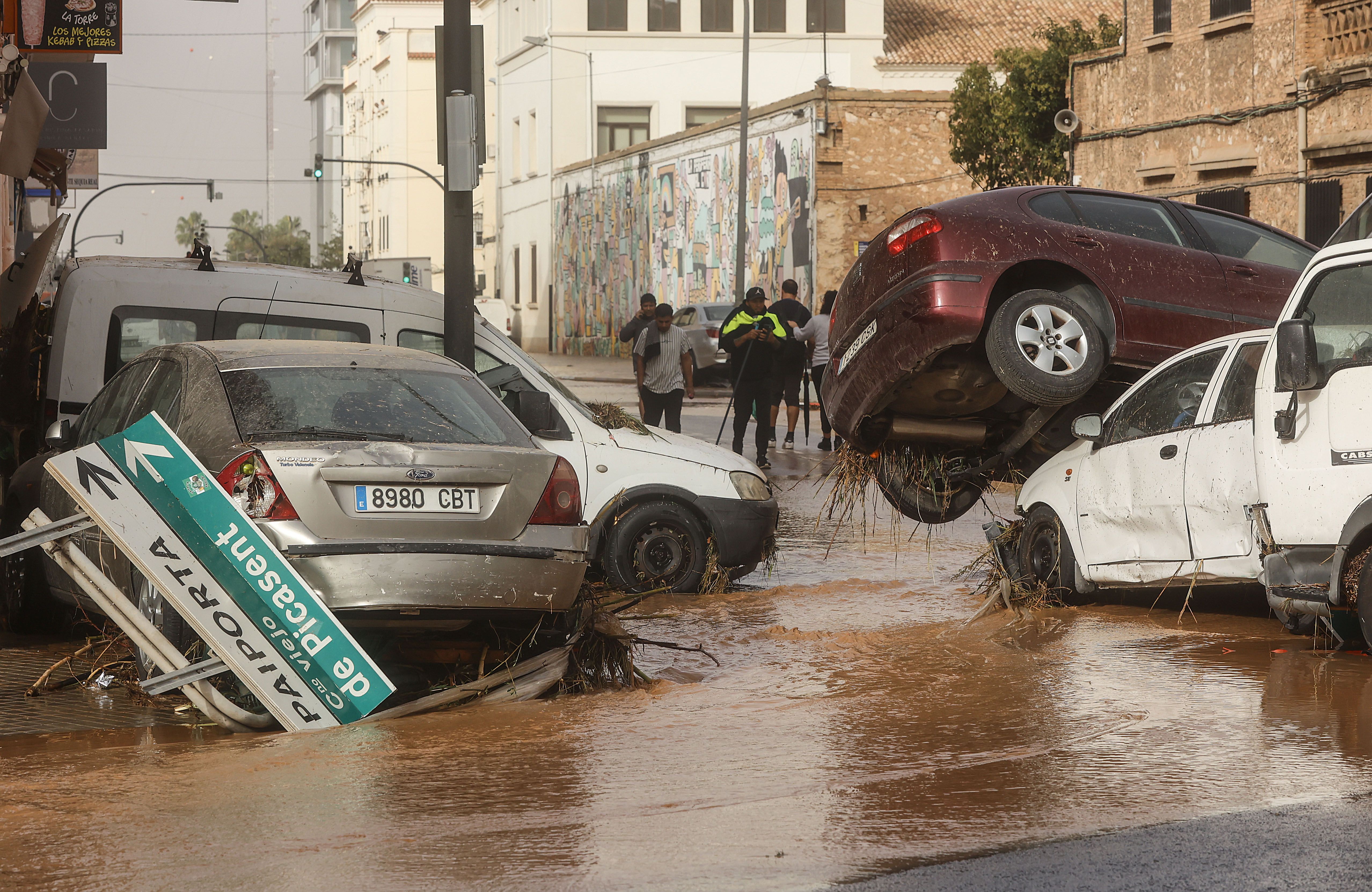Vehículos destrozados tras el paso de la DANA por el barrio de La Torre de Valencia | Foto: Rober Solsona/Europa Press