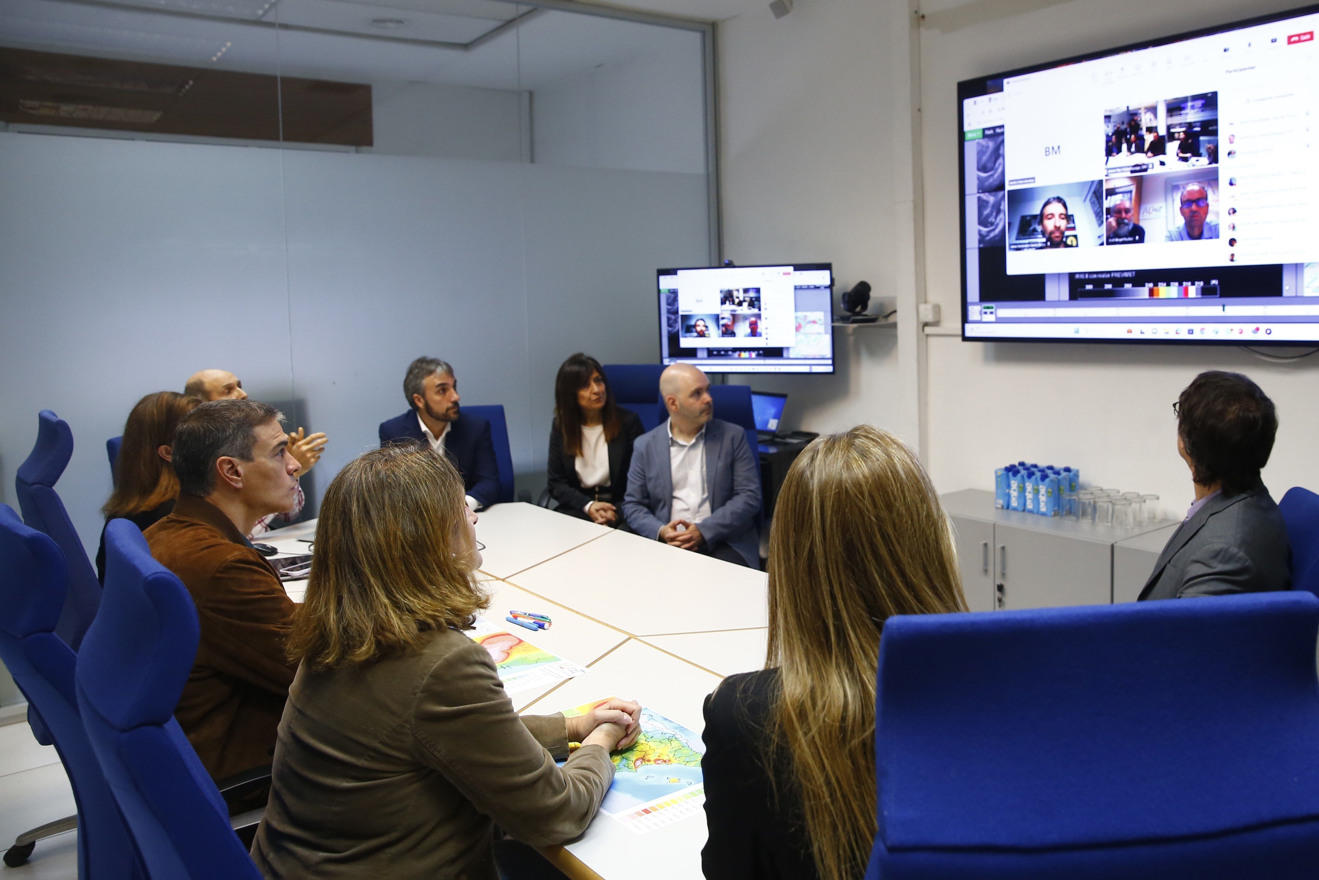 El presidente del Gobierno, Pedro Sánchez, y la vicepresidenta tercera, Teresa Ribera, visitan la sede de la AEMET. Foto: José Manuel Álvarez (Moncloa) - EuropaPress.)