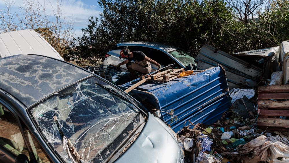 Un efectivo de la UME busca víctimas en una zona afectada por la DANA en Chiva, Valencia. Foto: Carlos Luján (Europa Press). Un efectivo de la UME busca víctimas en una zona afectada por la DANA en Chiva, Valencia. Foto: Carlos Luján (Europa Press).