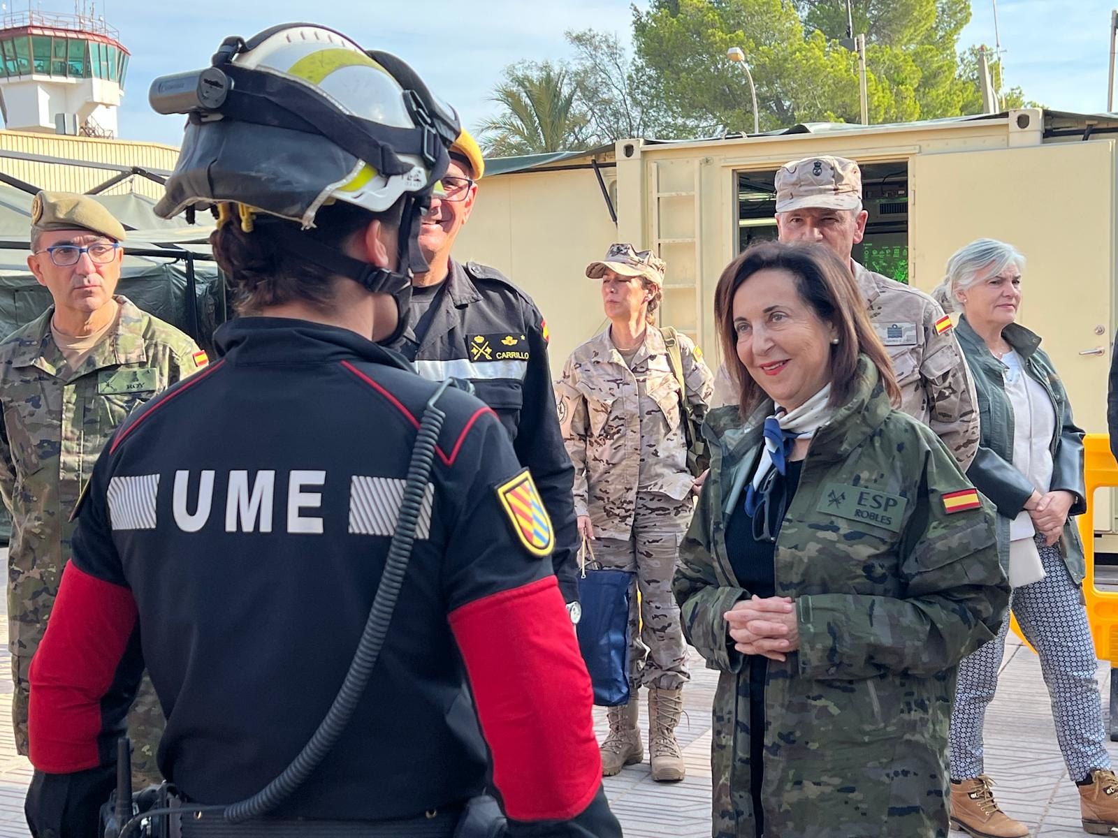 Margarita Robles con miembros de la UME. Foto: Ministerio de Defensa.