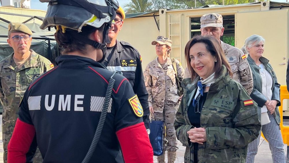 Margarita Robles con miembros de la UME. Foto: Ministerio de Defensa. Margarita Robles con miembros de la UME. Foto: Ministerio de Defensa.