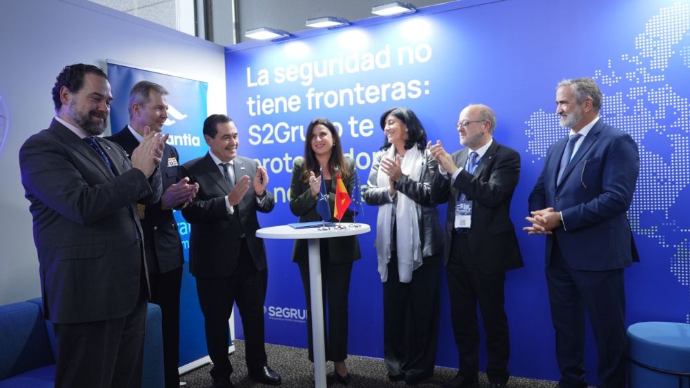 Representantes de Navantia, S2 Grupo y la secretaria de Estado del CNI, Esperanza Casteleiro, en la firma del acuerdo entre ambas empresas Representantes de Navantia, S2 Grupo y la secretaria de Estado del CNI, Esperanza Casteleiro, en la firma del acuerdo entre ambas empresas