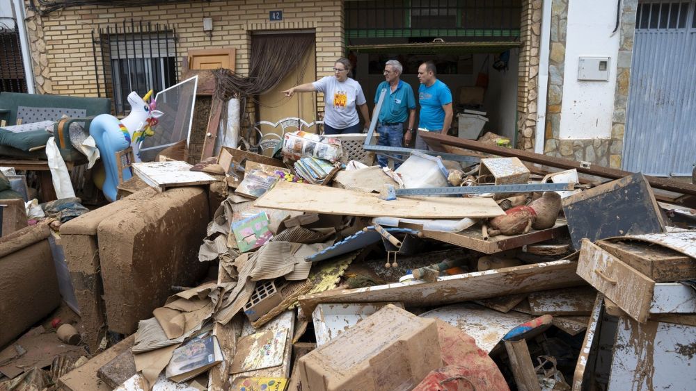 EuropaPress 5418290 varias personas observan objetos vivienda inundada septiembre 2023 buenache EuropaPress 5418290 varias personas observan objetos vivienda inundada septiembre 2023 buenache
