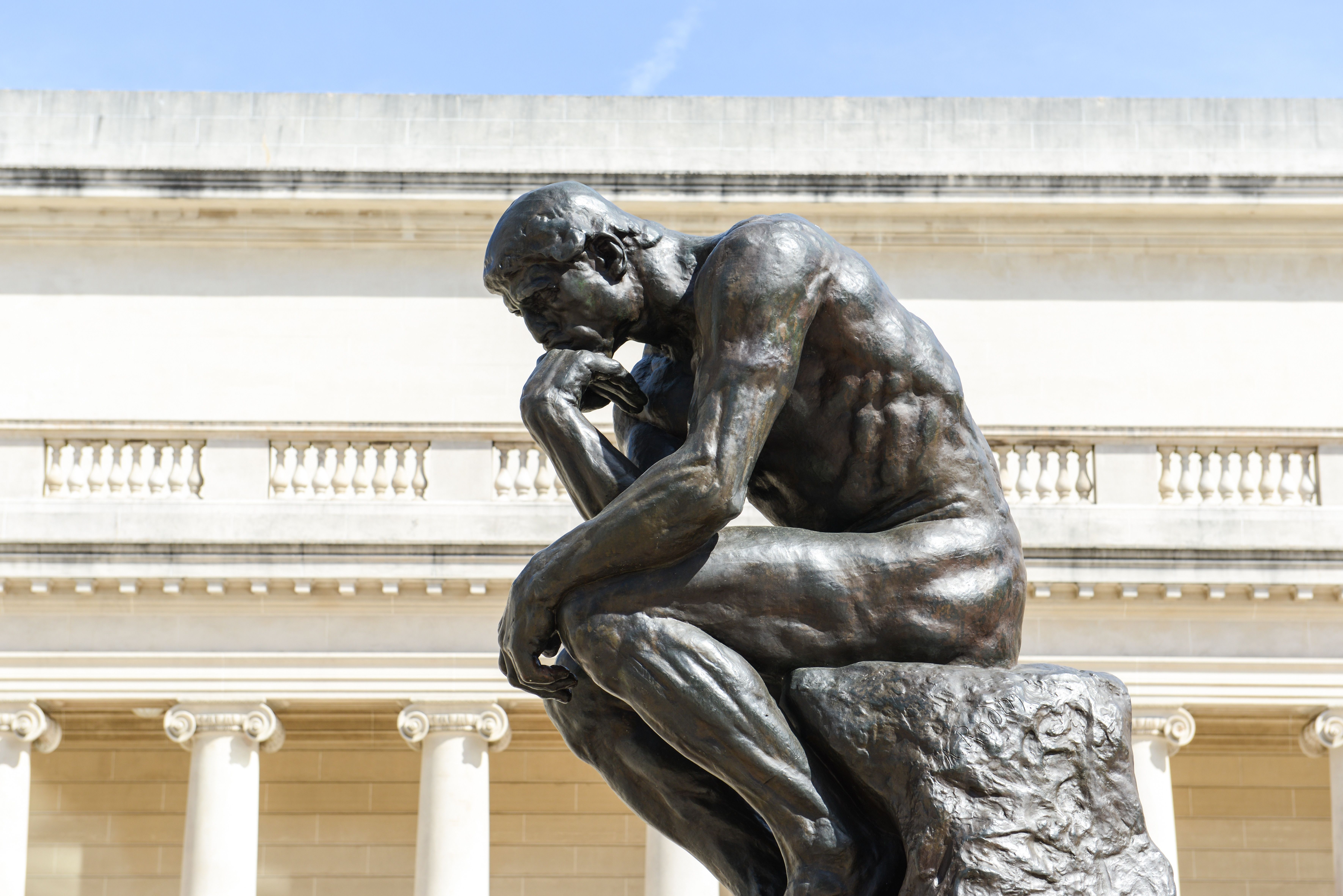 La duda es el motor que impulsa el pensamiento crítico, vital para luchar contra la desinformación.