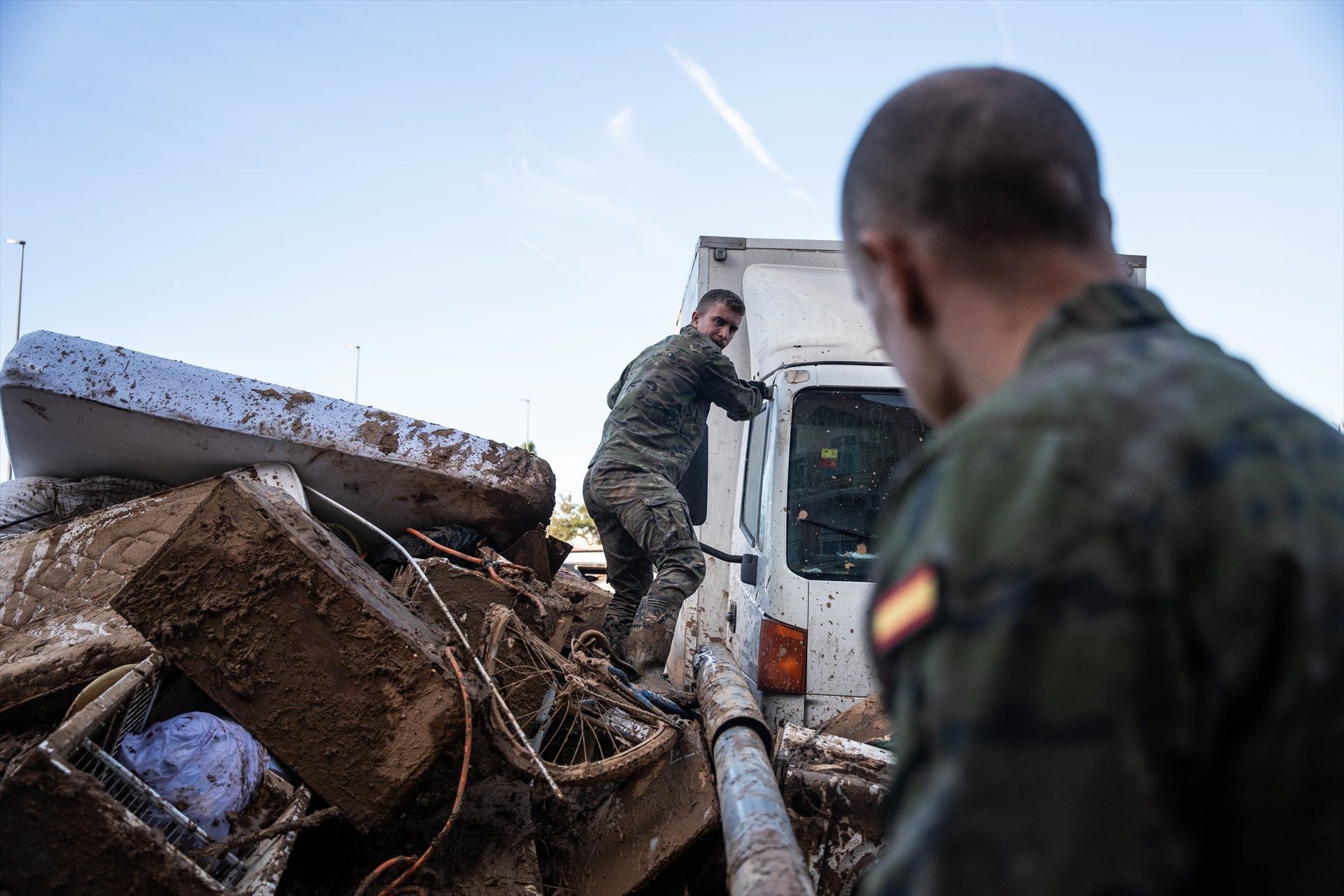 Dos militares de las Fuerzas Armadas en Massanassa. Foto: Europa Press / Matías Chiofalo.