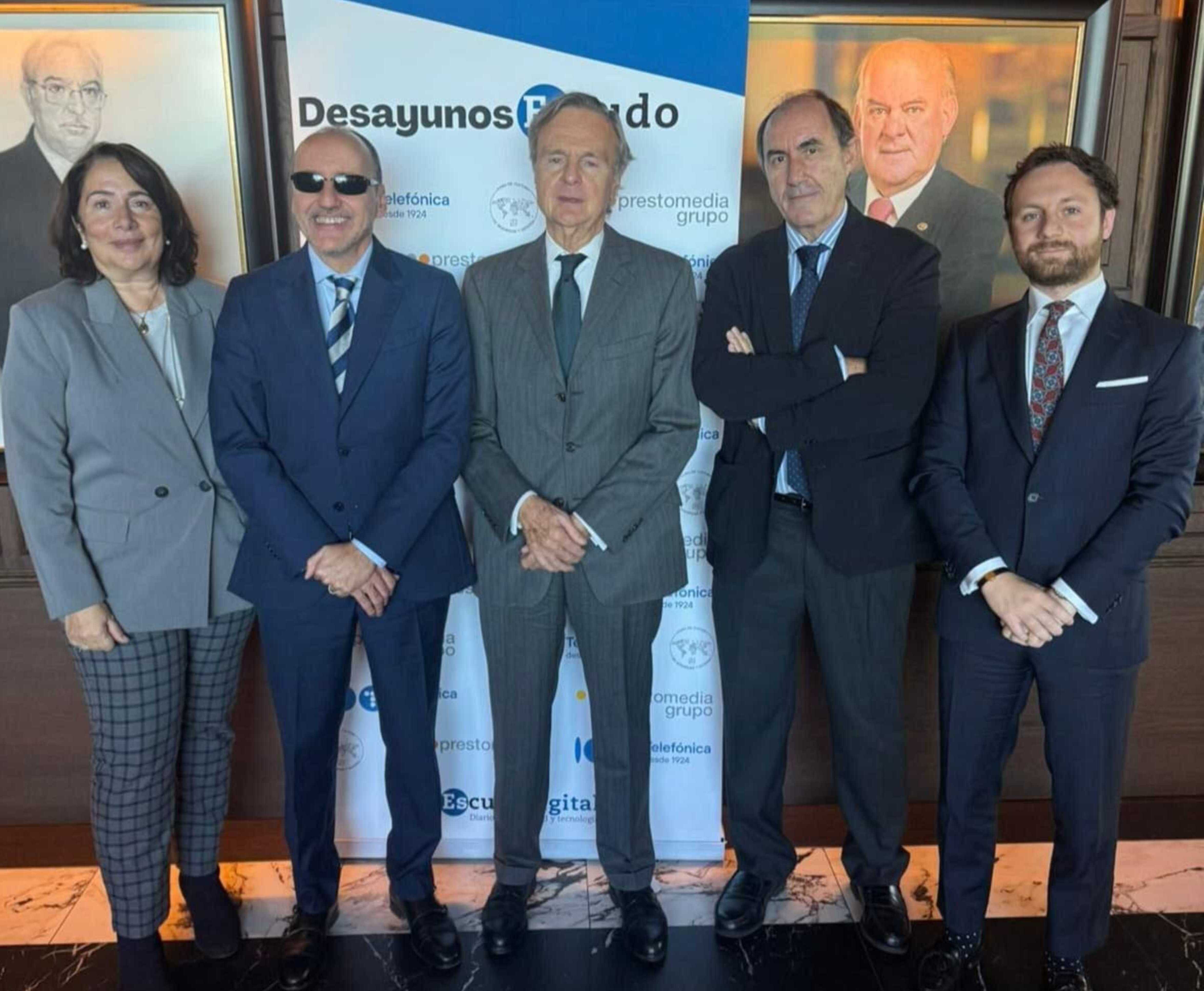 Asela Pintado, directora del Observatorio Europeo de Análisis y Prevención de la Desinformación; Carlos Rubén Fernández, presidente del Foro de Cultura; Ricardo Martí Fluxá, presidente de TEDAE; Mauricio Fernández, editor de ED; yYago González, CEO de Prestomedia.