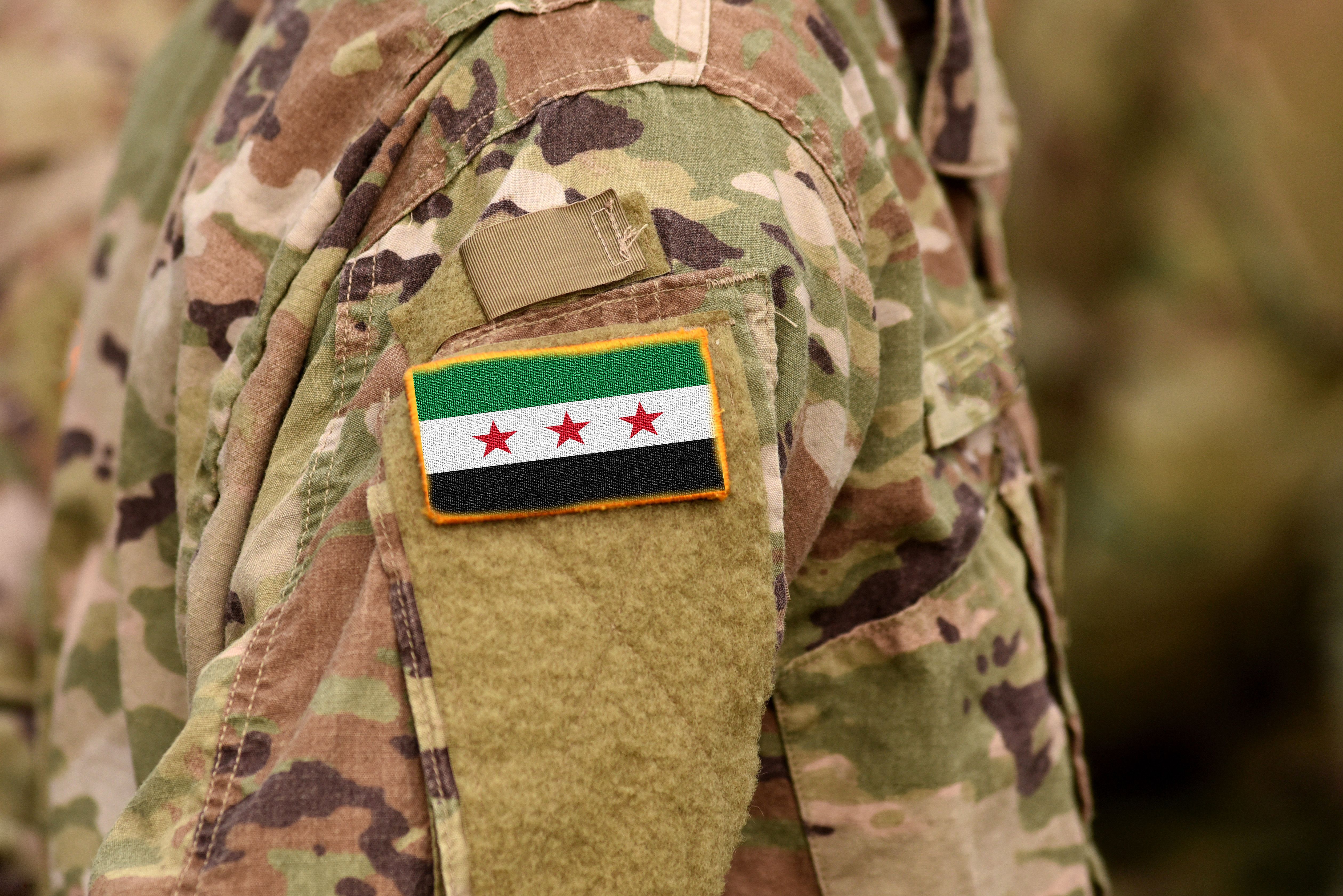 Soldado con el uniforme de las fuerzas de oposición en Siria.